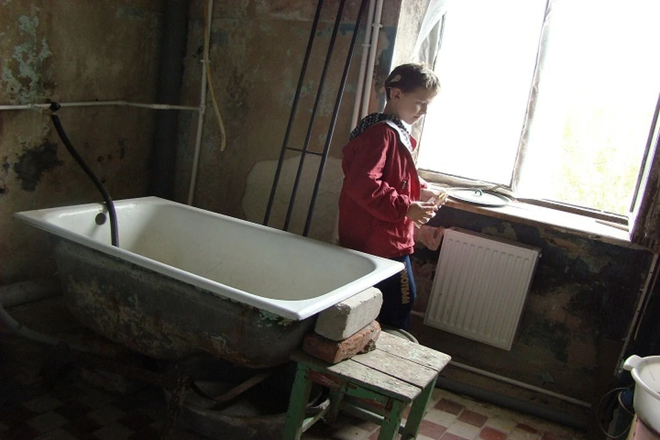 Сын Елены Ковалевой боится мыться при свечке в таких условиях. Фото: Елена Ковалева