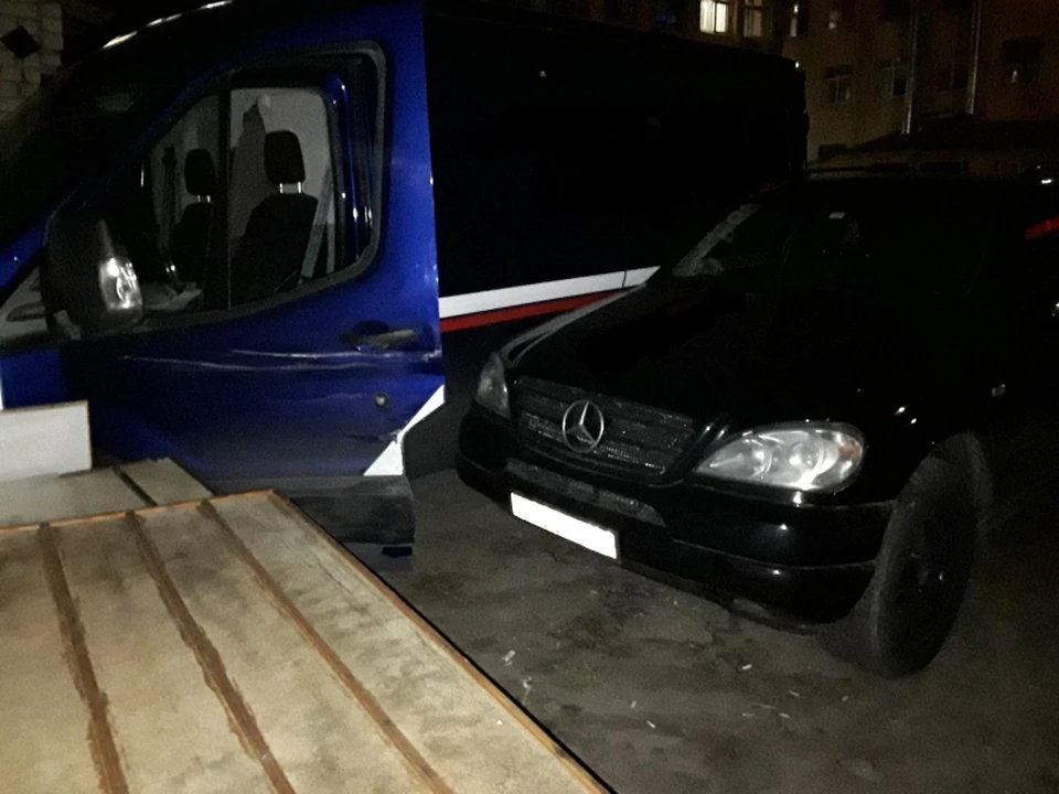 У здания почтамта в Рязани укатившийся почтовый фургон протаранил Mercedes-Benz