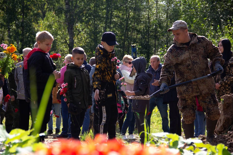 На церемонию прощания с найденными павшими во время войны приезжают родственники солдат, чьи имена удалось установить.Фото:vk.com/po_sz.