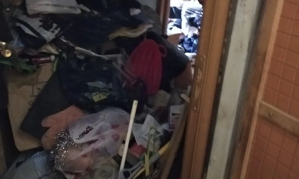 Вид от входной двери, пройти дальше практически нереально