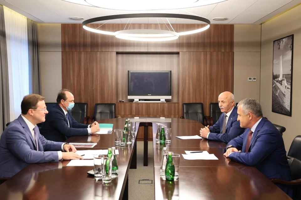 Во время встречи глава Самарской области и президент Южной Осетии обсудили укрепление культурных и образовательных связей и развитие экономических отношений.