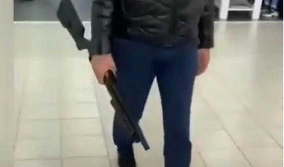В Тюмени мужчина ворвался в автосалон с винтовкой. Скриншот из видео.