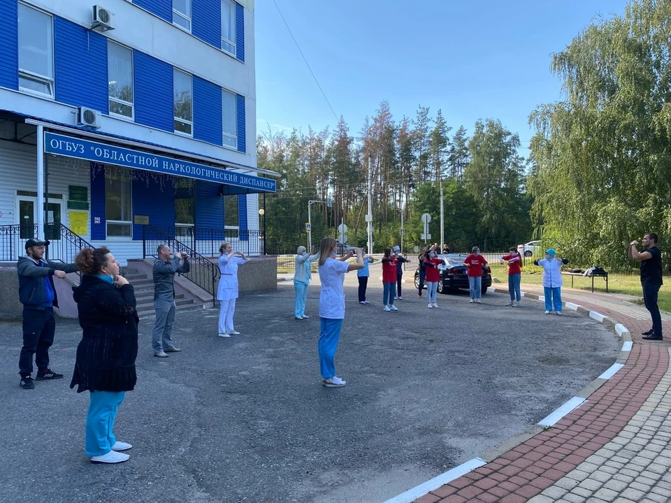 Завершилось мероприятие массовой зарядкой на свежем воздухе, которую провел обладатель черного пояса по кудо Юрий Давыдов