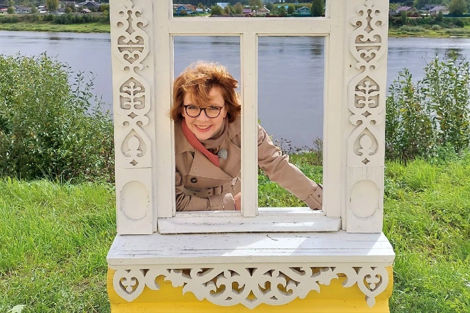 Фекла Толстая с арт-объектом "Резное окно" с видом на реку Сухону