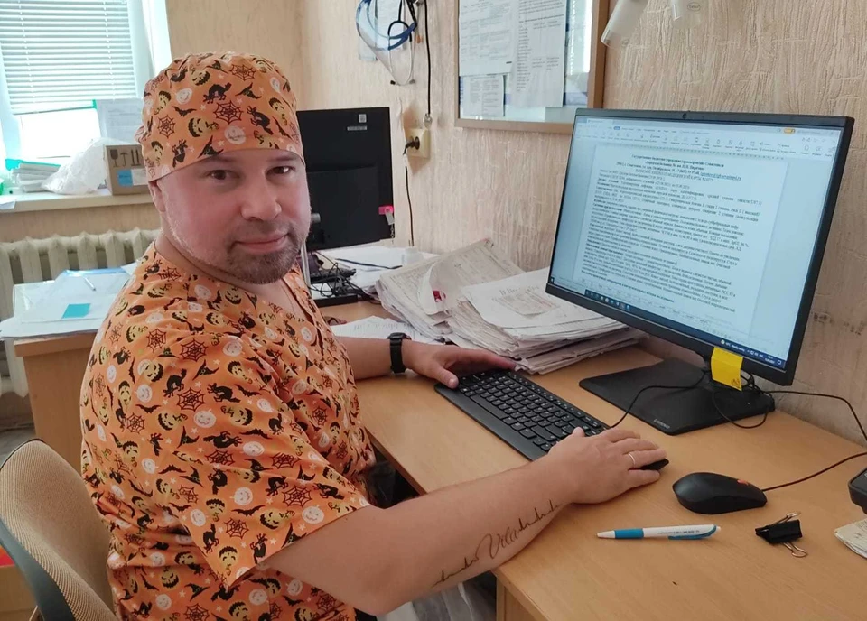 Врач городской больницы №1 Дмитрий Бородин в ординаторской.