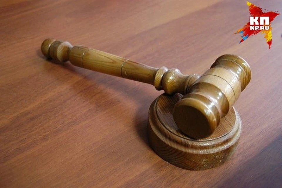 В отношении подсудимого было возбуждено уголовное дело за пособничество и превышение должностных полномочий.