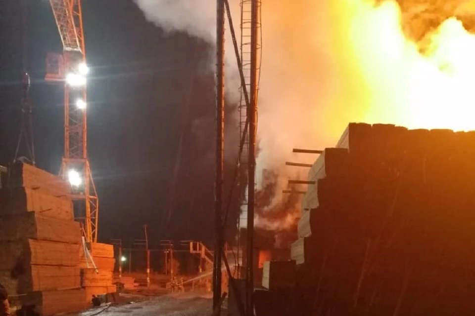 Штабель древесины горит на площади 1250 квадратных метров в Иркутской области