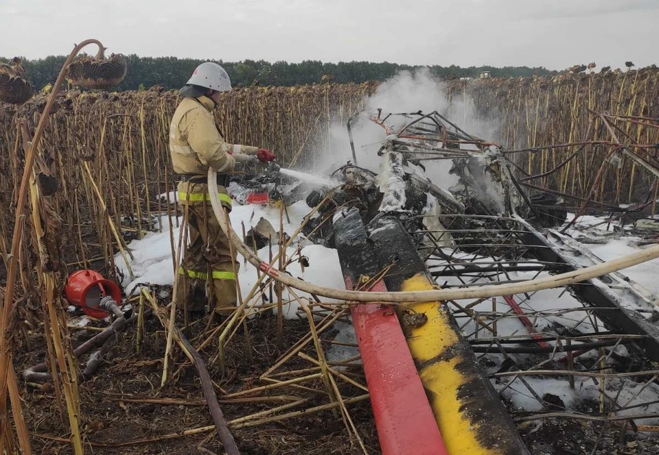 После падения самолет загорелся. Фото: пресс-служба ГУ МЧС России по Белгородской области.