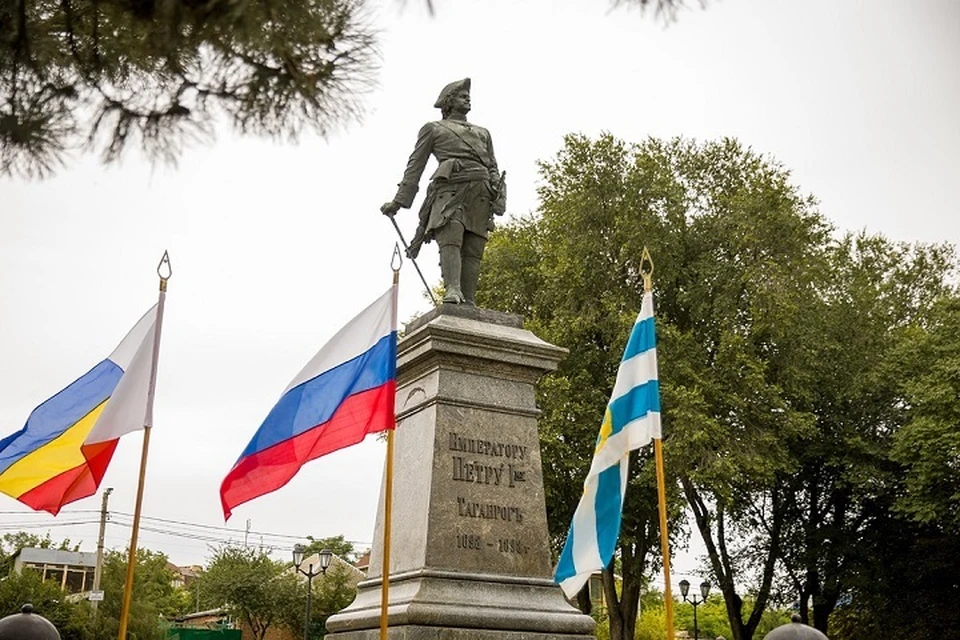 Цветы возложили в памятнику Петру I. Фото: сайт правительства РО