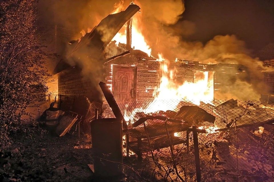 Огонь полностью уничтожил строение. Фото: ГУ МЧС России по НСО