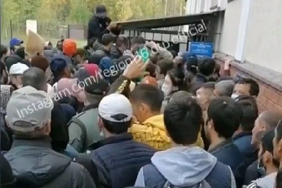 Люди залезли на козырек входной группы отдела.