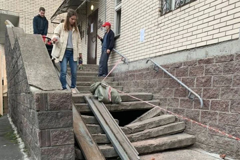 В Петербурге развалилось крыльцо многоэтажки