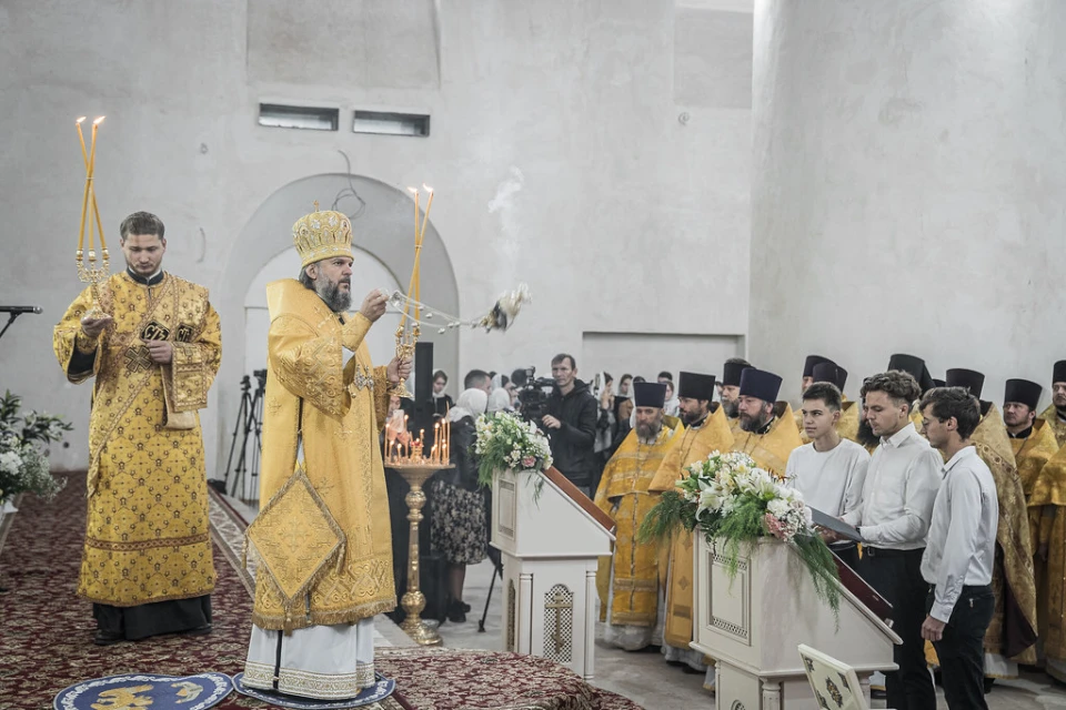 Богослужение возглавил митрополит Тверской и Кашинский Амвросий, позже он произнёс проповедь. Фото: Тверская епархия