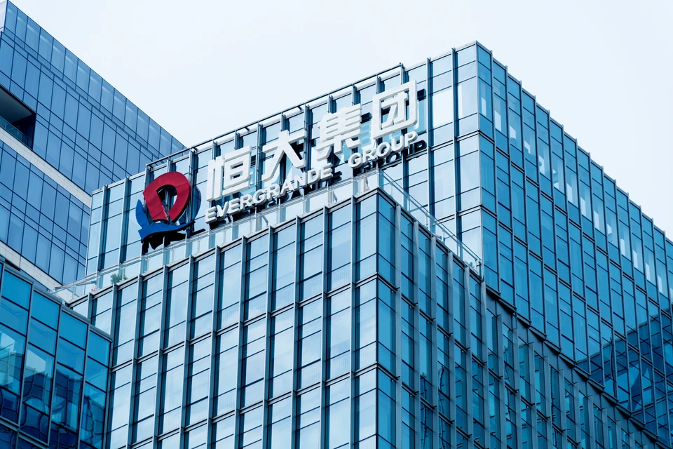 Один из крупнейших застройщиков Поднебесной — Evergrande Group — заявил о предстоящем дефолте.