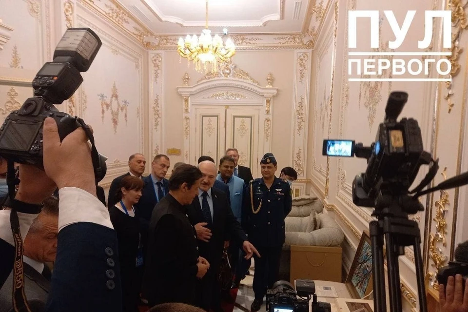 Лукашенко подарил белорусские продукты премьеру Пакистана Хану. Фото: телеграм-канал "Пул Первого"