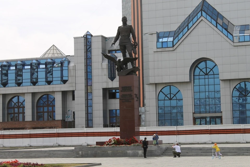 Анатолий Локоть предложил перенести памятник Покрышкину в Новосибирске.