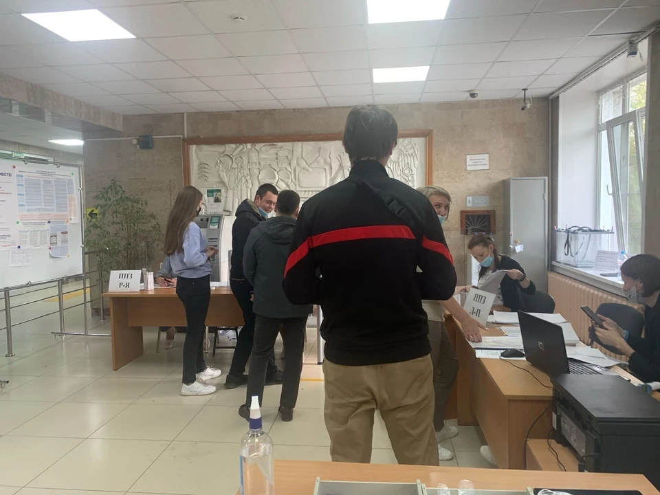 В вестибюлях НГУЭУ выстроилась очередь.
