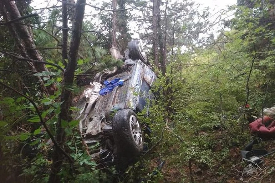 В Крыму с обрыва упал автомобиль с пассажирами. Фото: Пресс-служба ГУ МЧС по РК