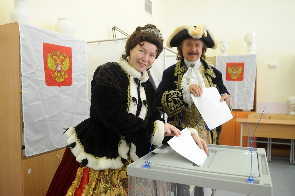 Петр Первый и Екатерина проголосовали на выборах в Санкт-Петербурге.