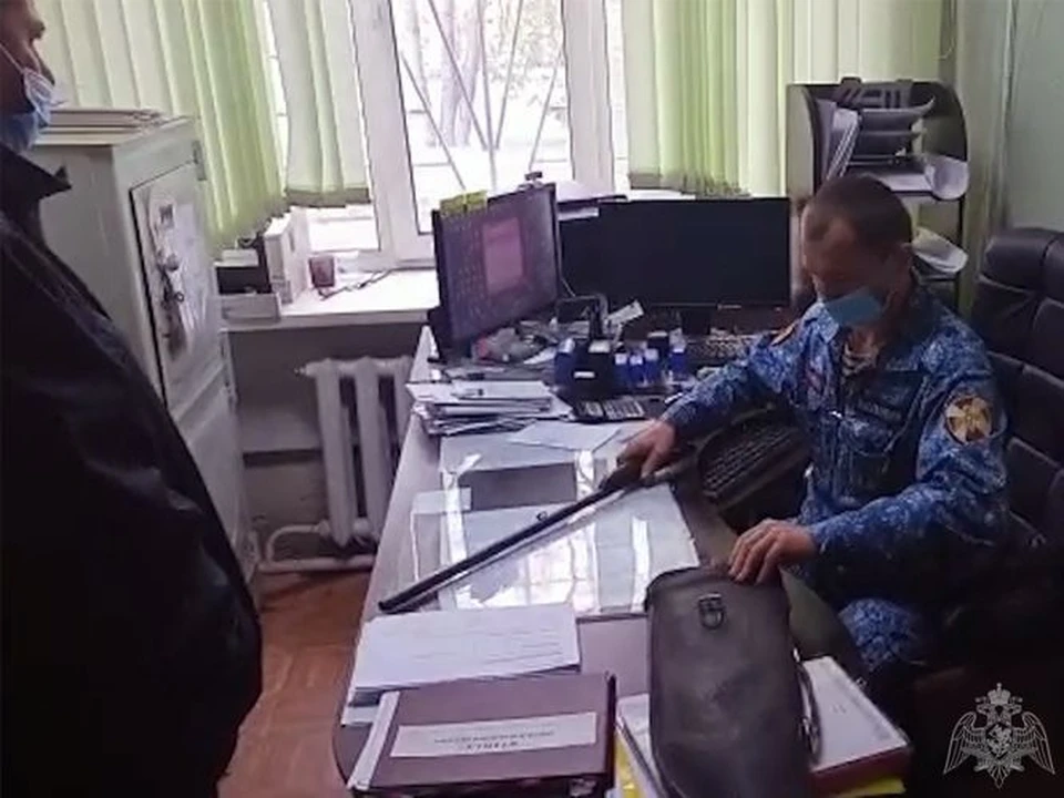 В Кузбассе грибник обнаружил в лесу оружие. Фото: Росгвардия по Кузбассу.
