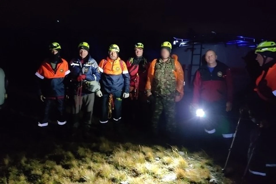 Спасатели 12 часов эвакуировали забравшегося на скалу в Крыму туриста. Фото: пресс-служба МЧС по РК