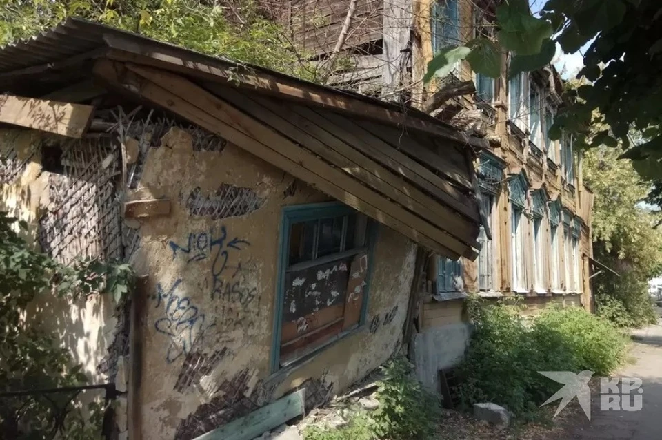 Часть старинного дома в центре Рязани может рухнуть на тротуар.