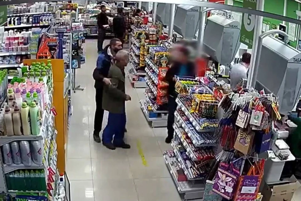 Появилось видео, как иркутянин вонзил нож в шею покупателю супермаркета