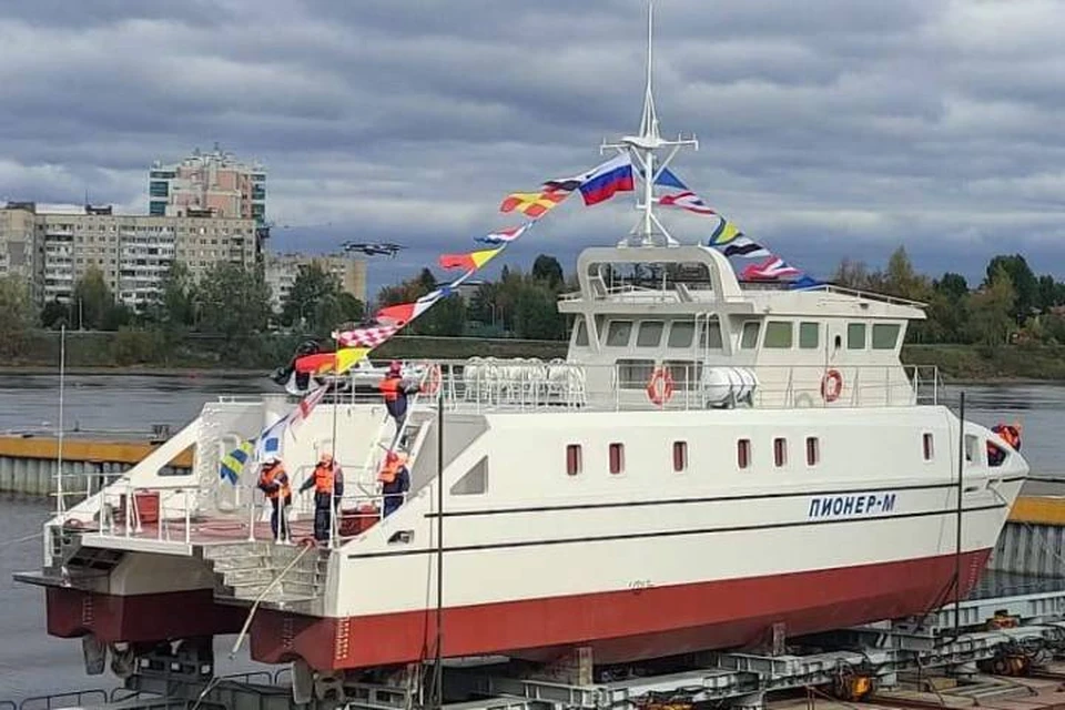 Первое в России судно, созданное по студенческому проекту, спущено на воду на Средне-Невском судостроительном заводе / Фото: Смольный