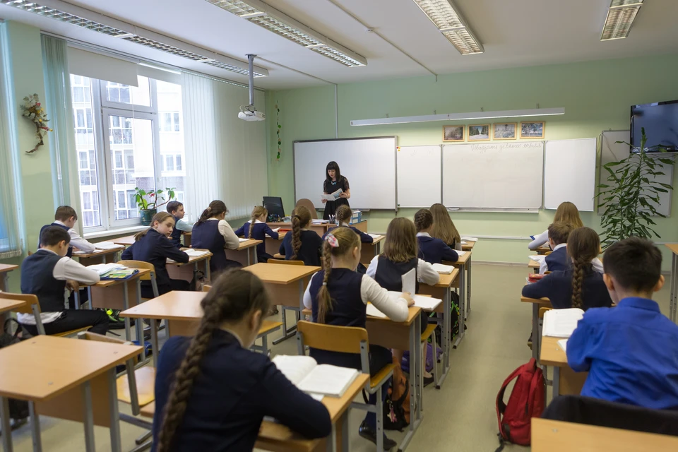 Из-за нехватки школ в некоторых районах Петербурга в классах обучаются больше 40 детей.