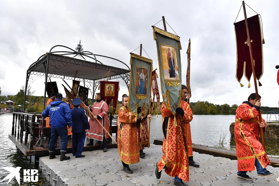 Ход православных по воде возрождает древнюю русскую традицию, когда Крестный ход с иконами нередко на лодках и плотах пересекал реки и озера