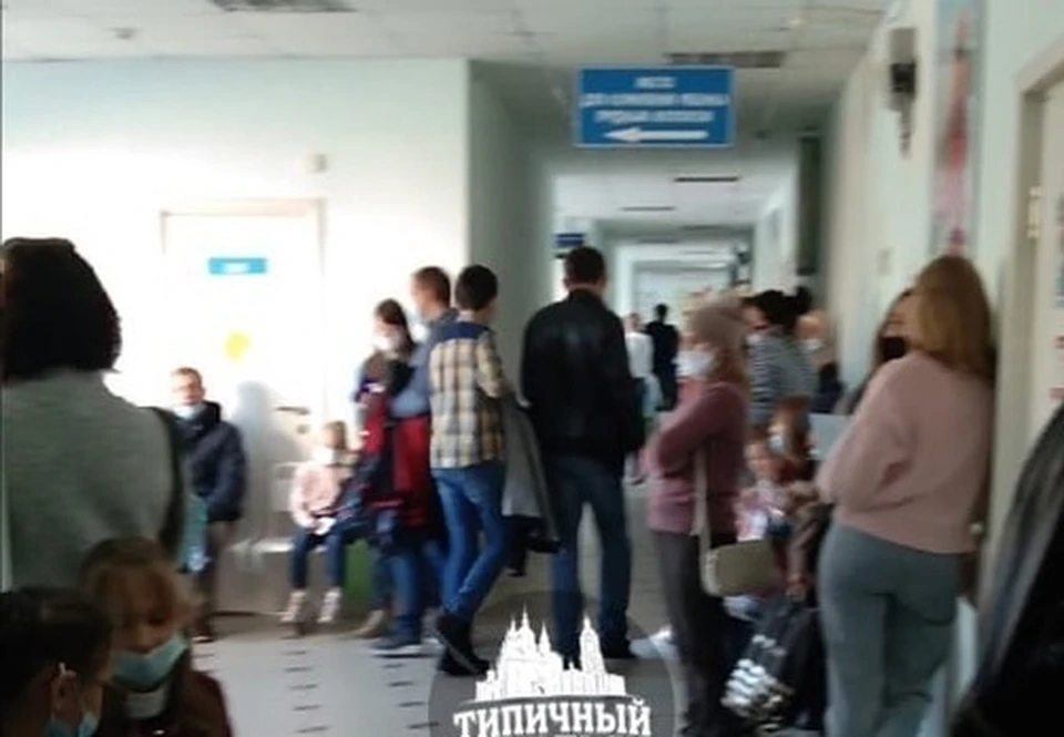 Тоболяки часами стоят очередях, чтобы взять справку о выздоровлении ребенка. Фото - [ТТ] Типичный Тобольск! [official page] в ВК.
