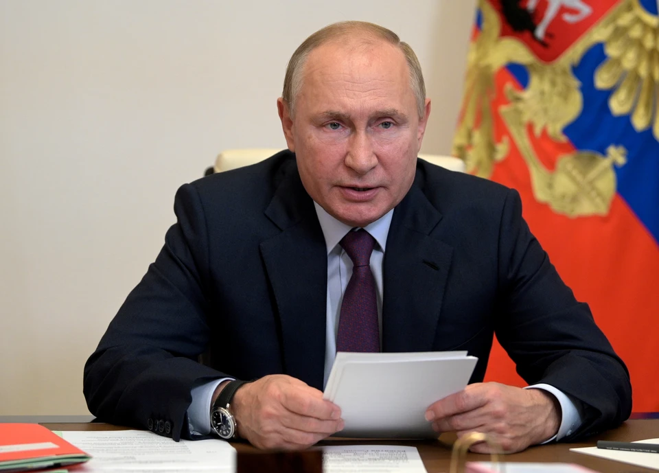 Владимир Путин поручил представить предложения по улучшению системы оплаты труда педагогов до декабря 2021 года