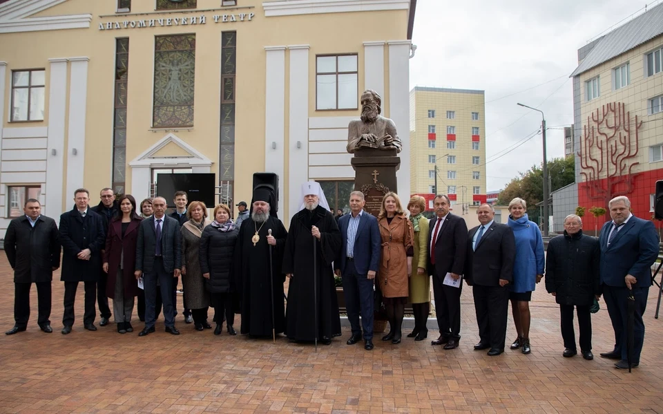 На торжественном открытии памятника присутствовали представители администрации Курской области и почетные гости.