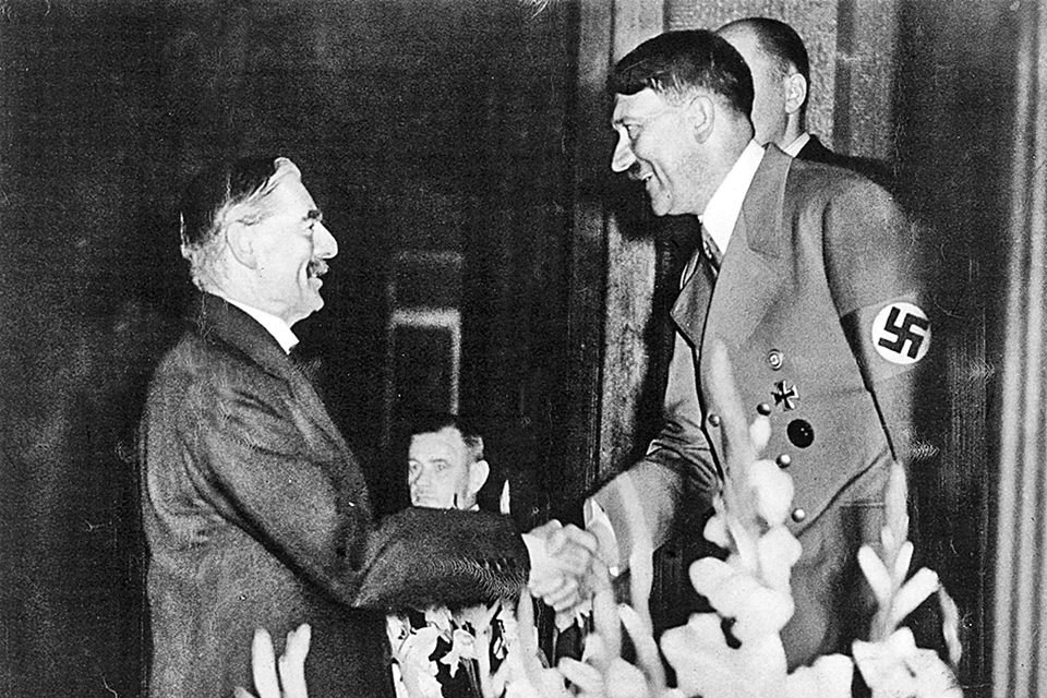 Лидеры демократической Британии Чемберлен (слева) и нацистской Германии Гитлер рукопожатием скрепили раздел Чехословакии.