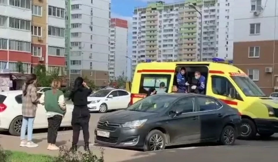 Горячий спор молодых людей закончился поножовщиной. Фото: стоп-кадр из видео