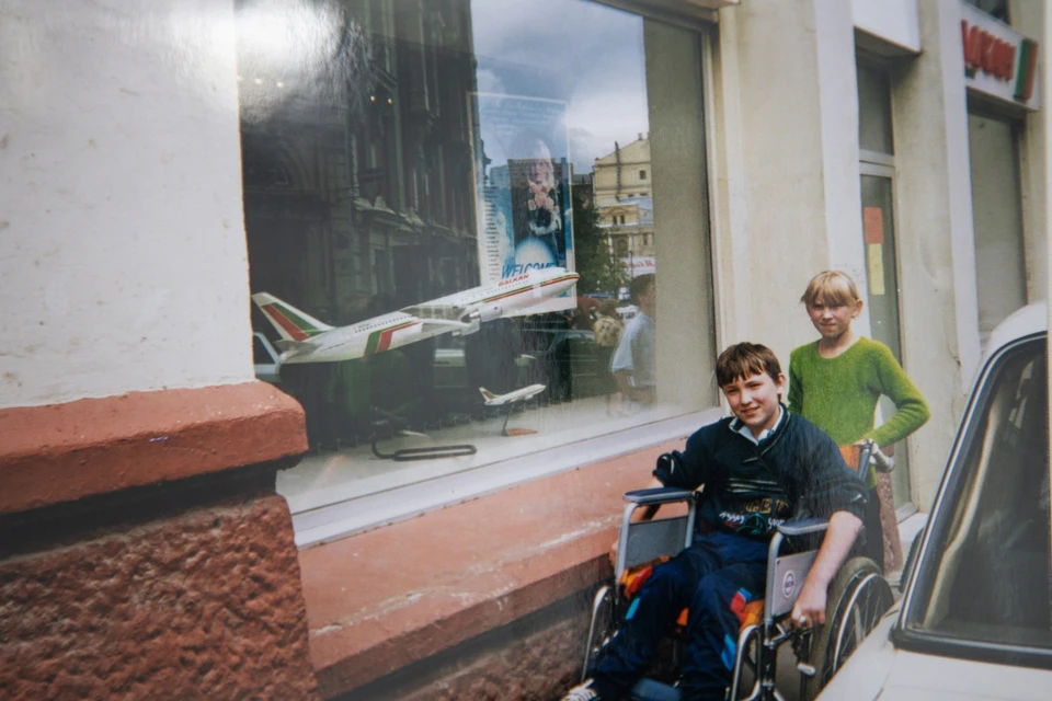 В детстве Андрей мечтал стать пилотом. На фото со своей младшей сестрой. Фото: семейный архив.