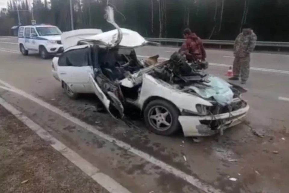 Водитель и пассажирка "Тойоты" погибли, врезавшись в грузовик с прицепом на трассе "Вилюй"