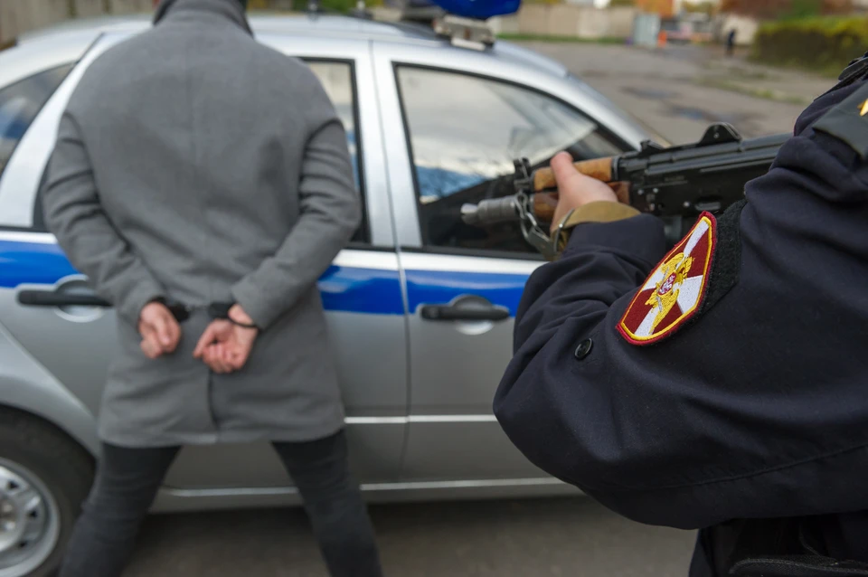 Уроженец Дагестана угрожал пистолетом женщине с коляской.