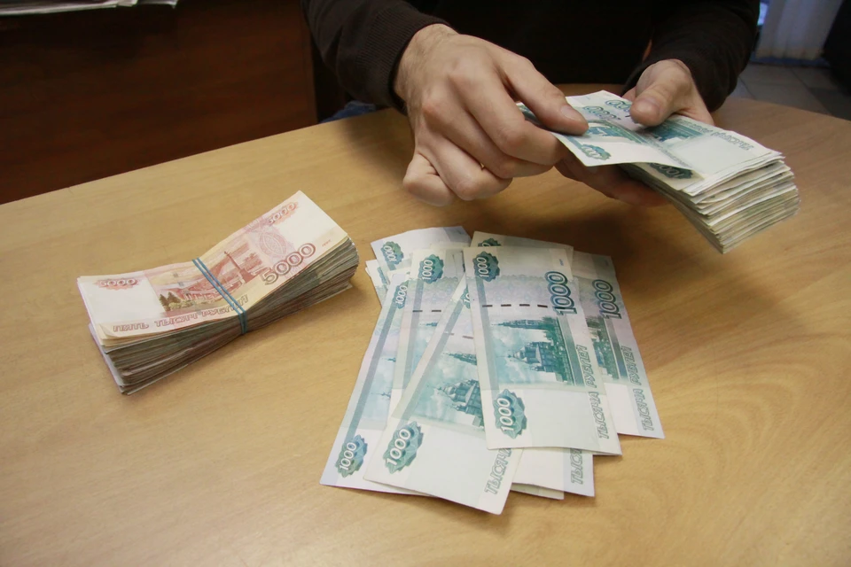 Даже с учетом премии зарплата иногда не дотягивает до МРОТа