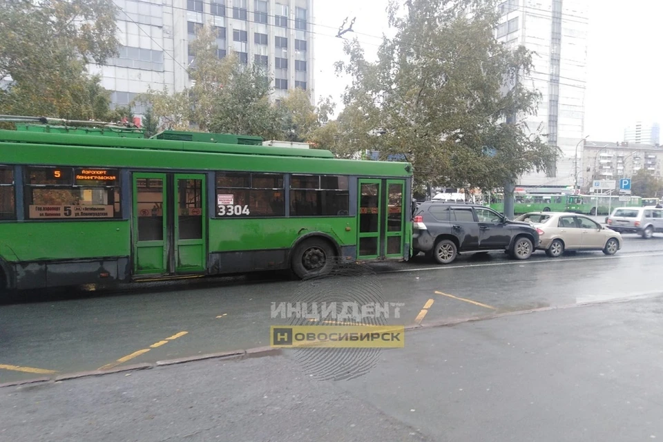 В Новосибирске водитель троллейбуса устроил тройное ДТП. Фото: "Инцидент Новосибирск".