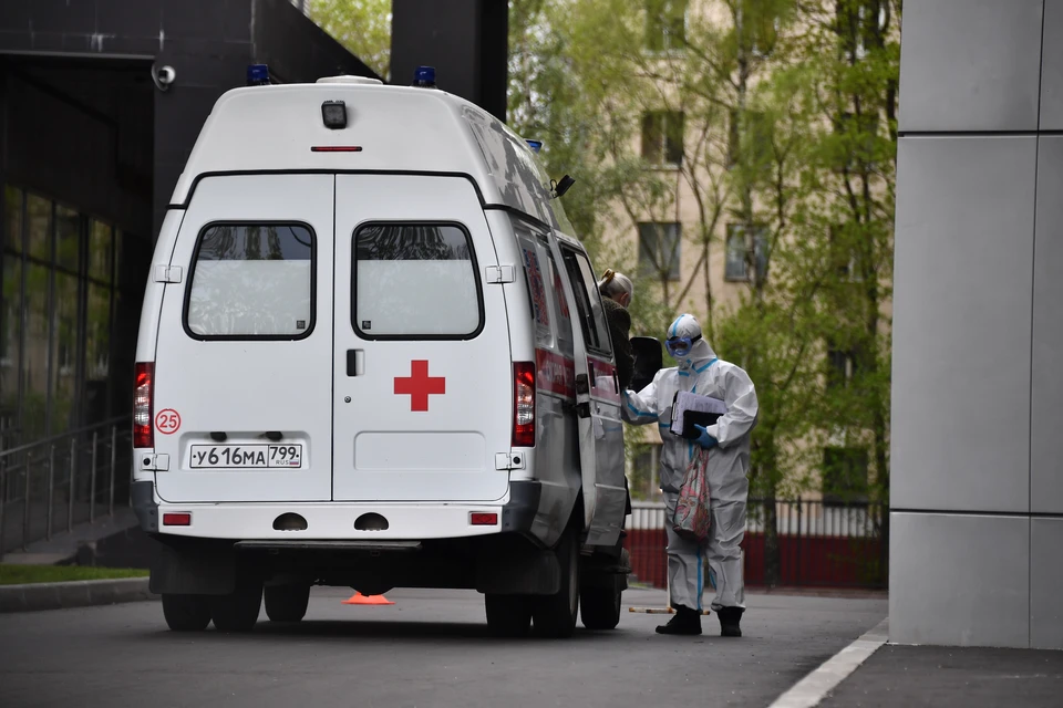Омич разбил стекло скорой помощи и залез в салон, чтобы отоспаться.
