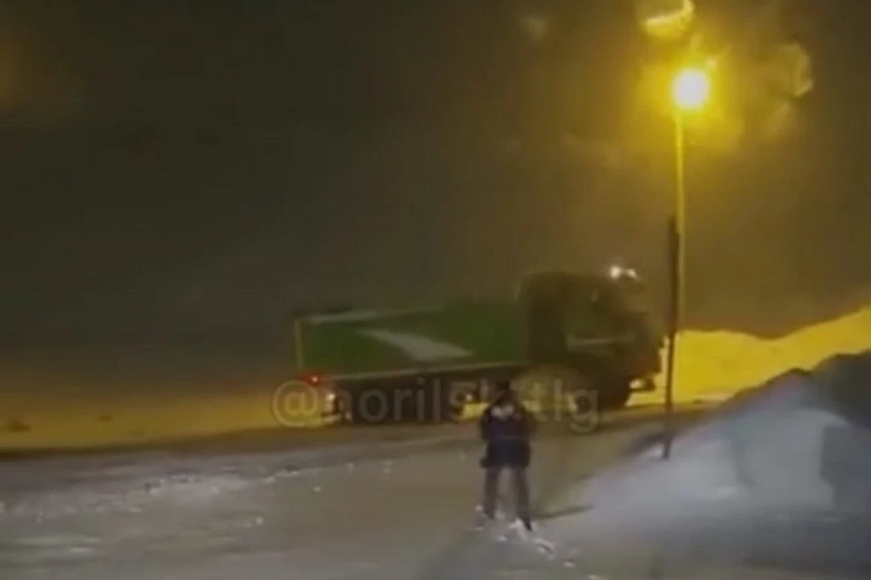 В Норильске из-за гололеда разбились четыре грузовика и пикап. Стоп-кадр видео
