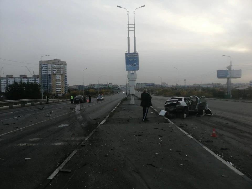 После аварии два человека попали в больницу.