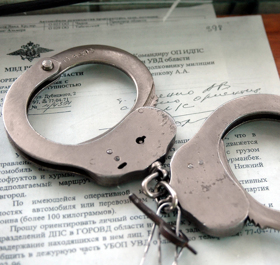 25 июля 2021 года отчим пристегнул мальчика наручниками к металлической части стола и оставил его так с вечера до утра.
