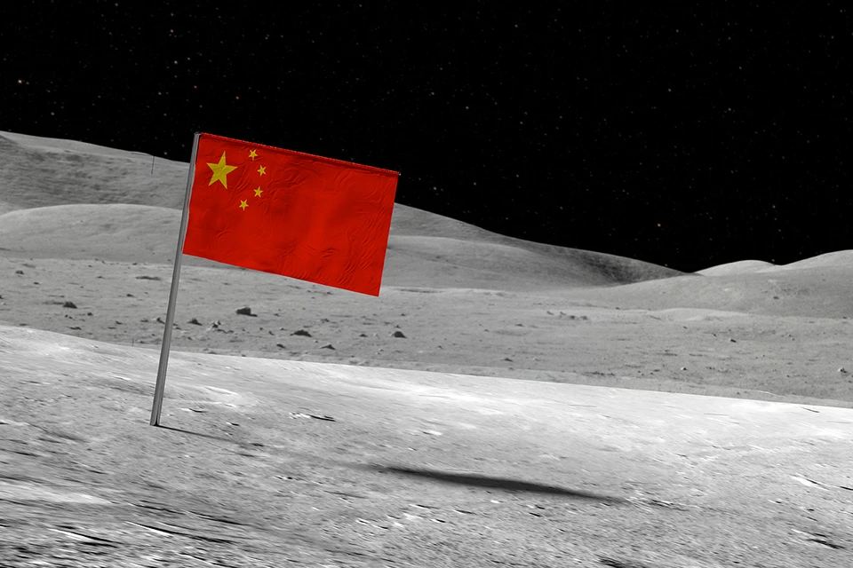 На иллюстрациях на спутнике Земли развивается флаг КНР.