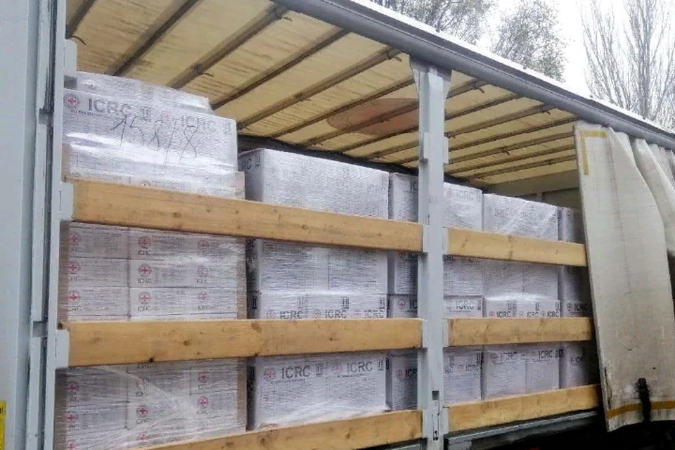 Планируется выдача непродуктовых наборов, которые включают в себя бытовые приборы и предметы обихода. Фото: ombudsmandnr.ru