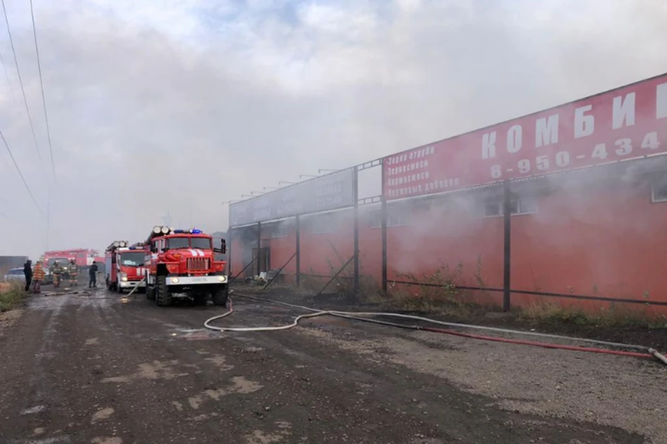 Под Красноярском горит склад на площади в 1000 квадратных метров
