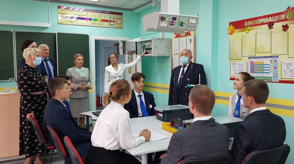 Потолочная система позволила убрать все кабели на безопасную высоту, освободив учебное пространство. Фото предоставлено компанией
