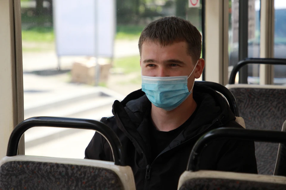 В Омске многие продолжают игнорировать ношение масок в общественных местах.