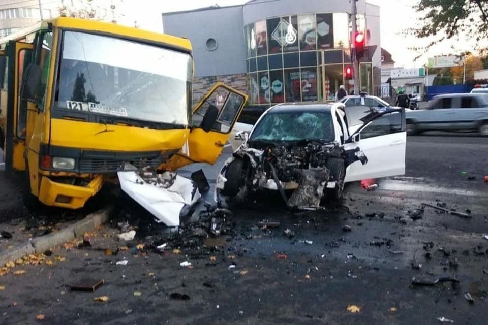 Водитель «Mercedes-Benz Е350» выехал на полосу встречного движения и столкнулся с пассажирским автобусом. Фото: МВД ДНР